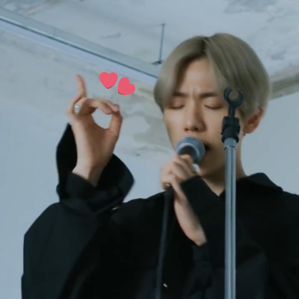 baekhyuns special lil hand gesture in un village