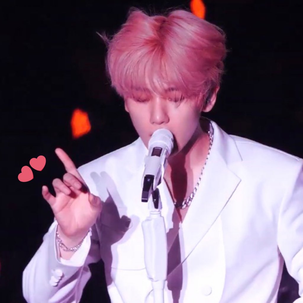 baekhyuns special lil hand gesture in un village