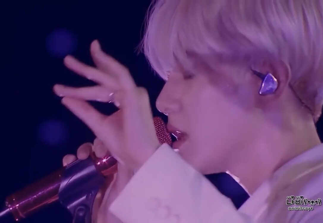 baekhyuns special lil hand gesture in un village