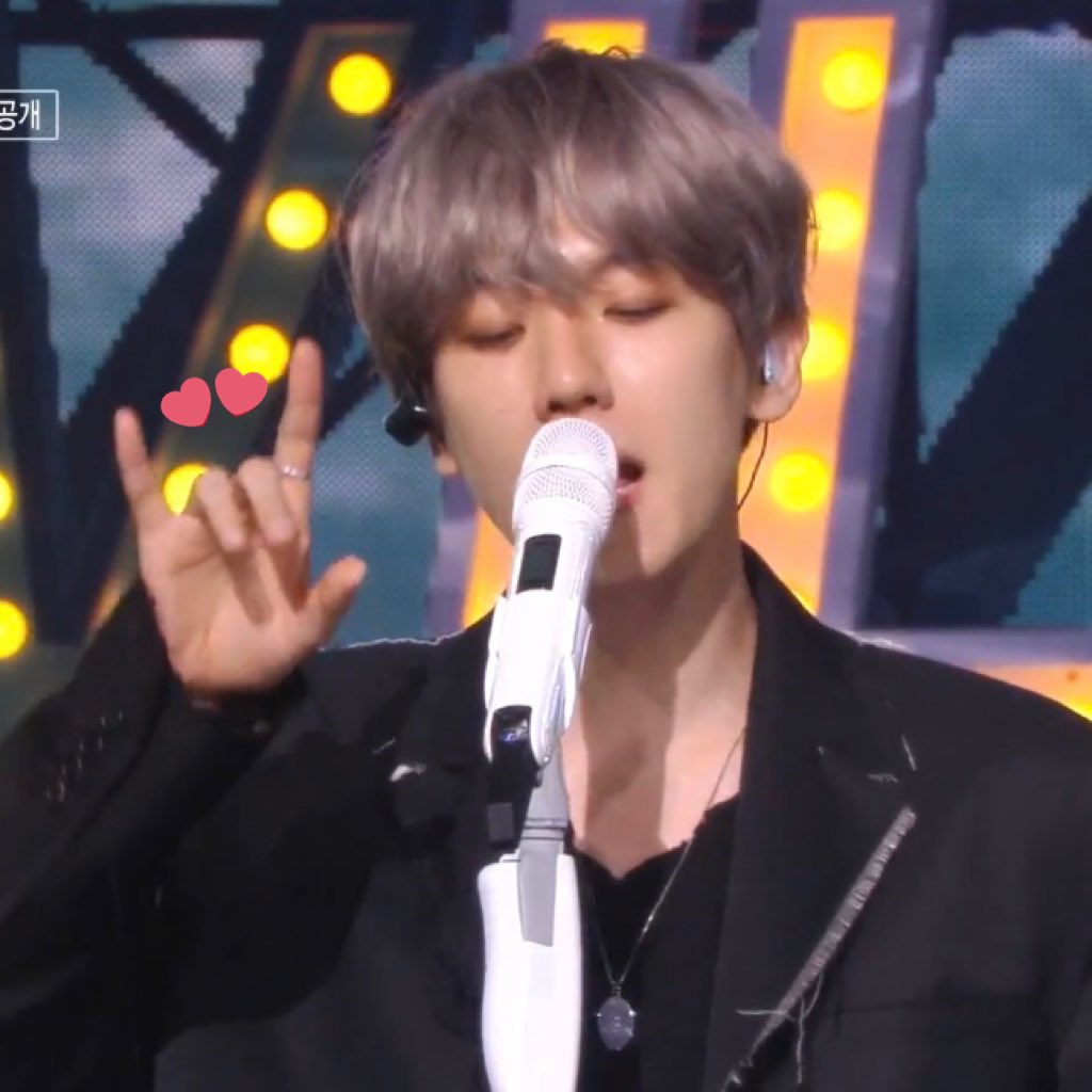 baekhyuns special lil hand gesture in un village