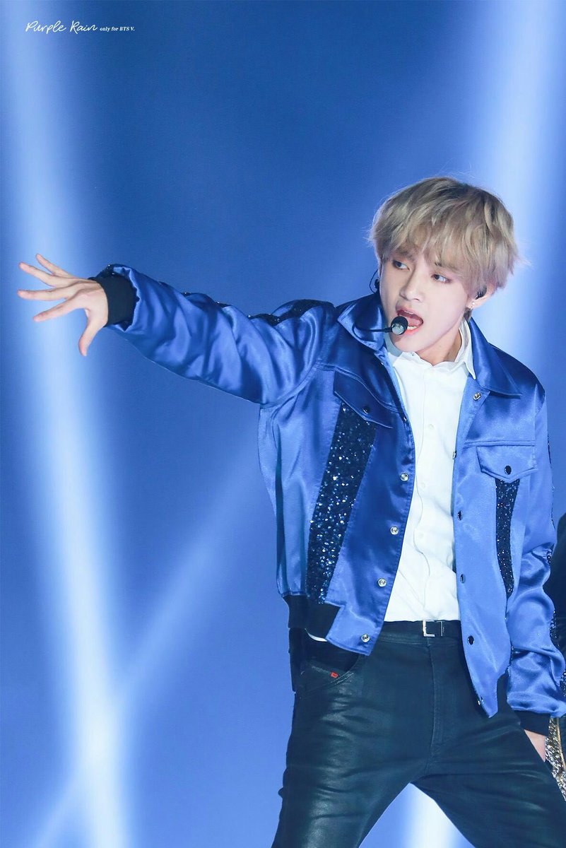 Look at his fingers. Even they’re working and creating doing some artistic magic in the performance space. Taehyung is so detailed I don’t think we will ever find out how much 