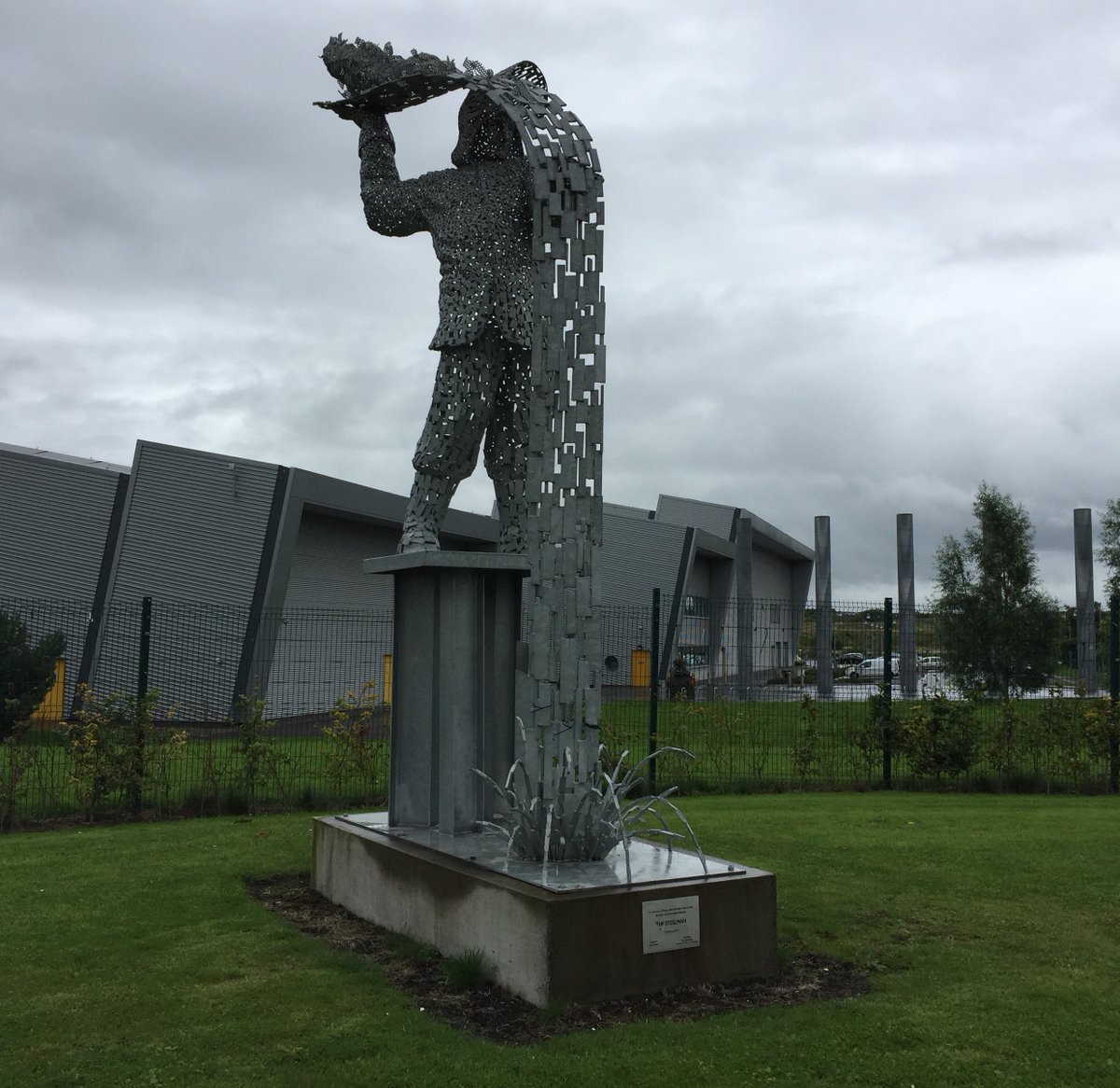 15/15 This statue, on the side the newly built road, memorialises the workers of Ravenscraig. But in the post-industrial reality the workers & their families have been largely forgotten. The Craigneuk wards closest to the mill site remain among the poorest in Scotland  #SWOS20