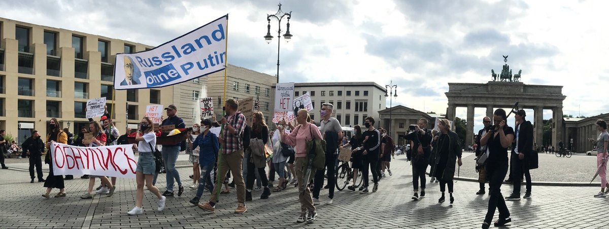 werdasliestist's tweet photo. Etwa 60 Menschen ziehen von #BrandenburgerTor zu #RussischeBotschaft und protestieren gg die neue russische #Verfassung und für ein #Russland ohne #VladimirPutin.

#b0107 #berlin #mitte #protestBer #russia #constitution #ruPression #putin @postost_berlin https://t.co/Izi1luYXWw