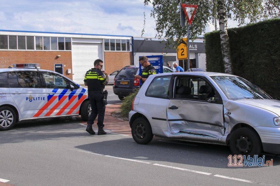 Auto's met elkaar in botsing op de Ambachtsstraat in #Nijkerk. 112Vallei.