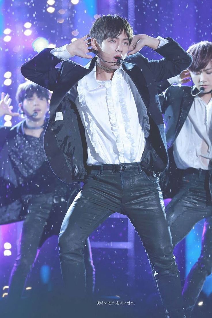 Now let me just indulge you all some more beautiful performance shots of Taehyung that further shows his spatial sensibility of the performance space.