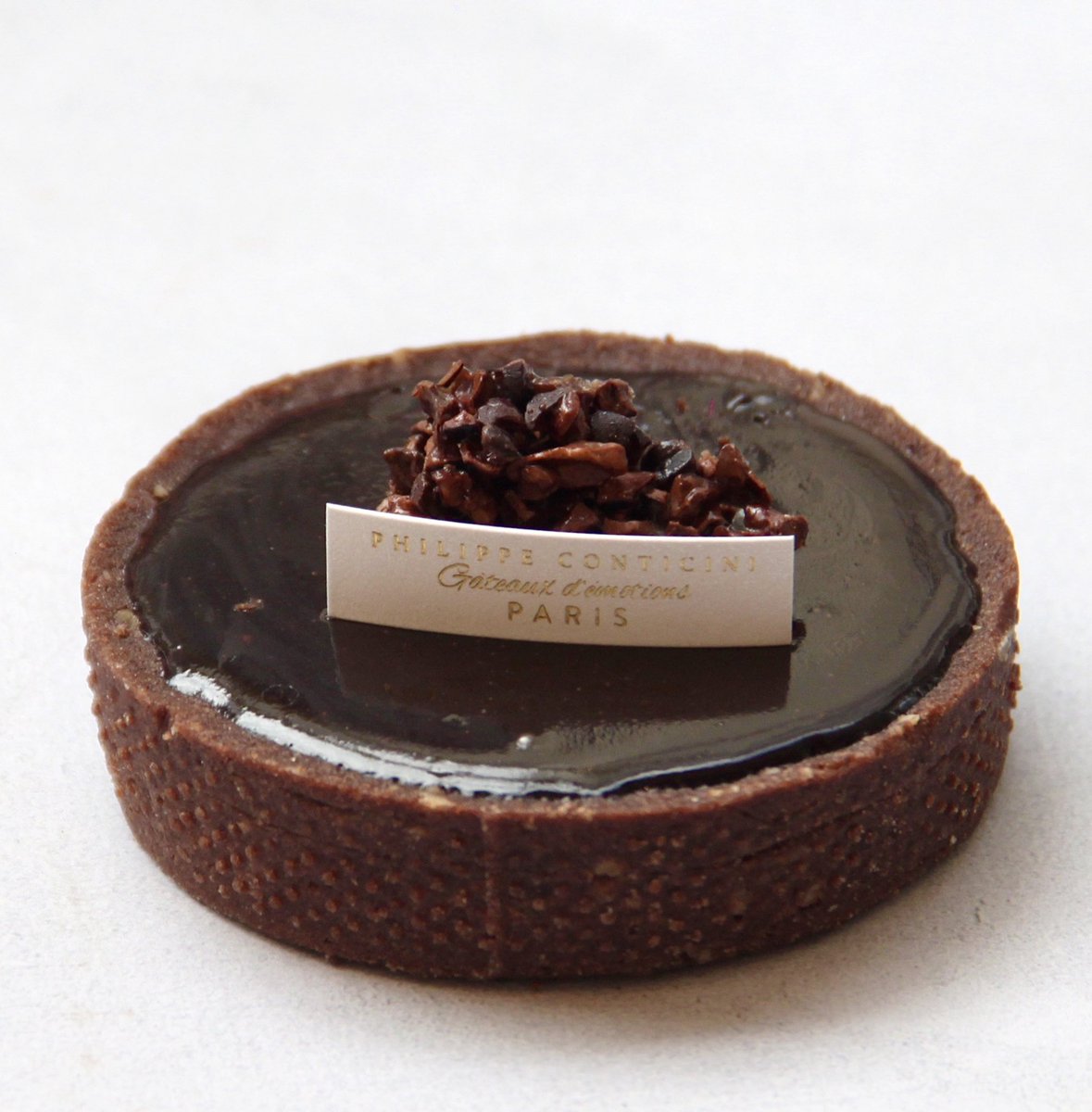 Je sais bien que la saison est aux fruits mais une envie de chocolat ça ne se contrôle pas ! 😬😉
En ce moment en boutique je vous propose ma Tarte au Chocolat, un gros câlin 100% chocolaté et réalisé avec les délicieux produits <a href="/MichelCluizelFR/">CLUIZEL Paris</a>... L’avez-vous goûtée ? 🤗