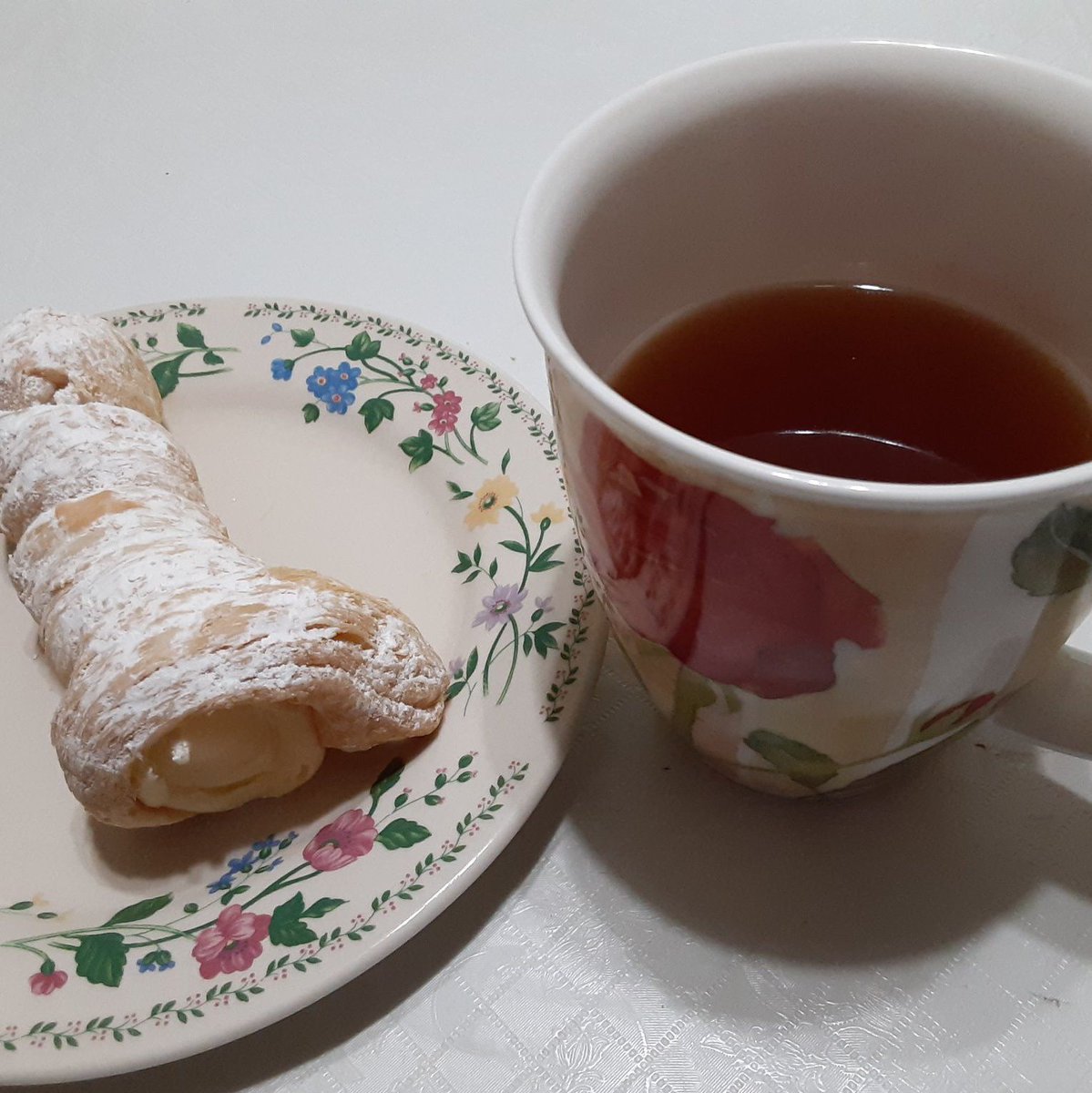 CityWhiskey's tweet photo. Some days you just need to have a cup of tea and a treat so you remember how to slow down and breathe. 

PC: Chatelaine Saint Jean

#wcb #whiskeycityburlesque #burlylife #selfcare #washyodamnhands #treatyourself #teatime https://t.co/087s7b5jJk