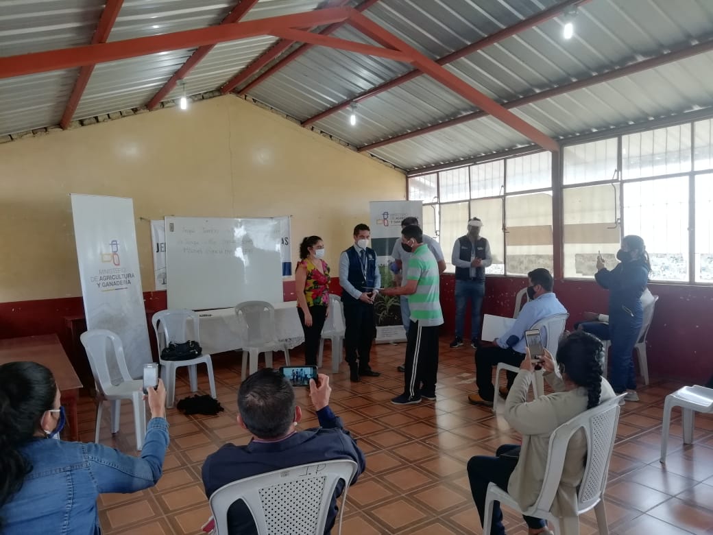 GoberLoja's tweet photo. #Pindal | #EnLojaNosCuidamosTodos 

✅Jefe política y TP Milagros participan de entrega de nombramientos de @AgriculturaLoja a la Directiva de la Comuna de Milagros.

✅JP de Pindal, Celica y Puyango y @AgriculturaLoja planifican actividades en beneficio de los agricultores. https://t.co/qED5oD6Zz3