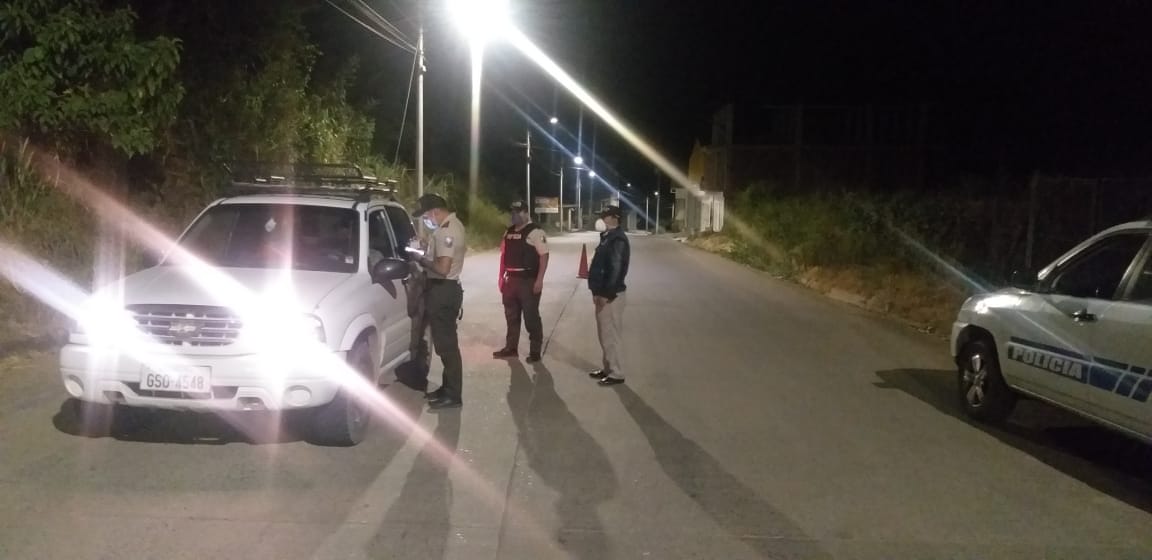 GoberLoja's tweet photo. ✅Comisario y @PoliciaEcuador ejecutan operativos de control en las diferentes calles del cantón y operativos de control de Toque de queda

✅TP de Chaquinal y TP Milagros junto @PoliciaEcuador  efectivizan controles en comercios y espacios públicos. https://t.co/03cddTw4Vf