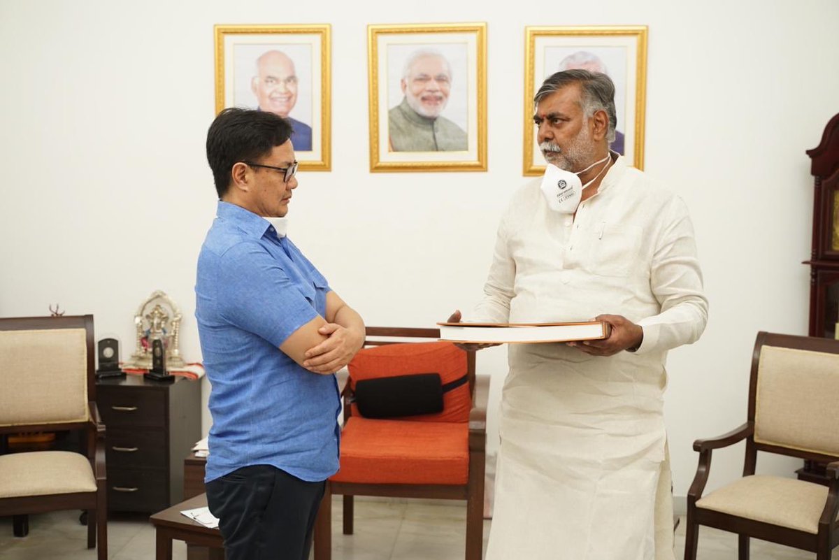 prahladspatel's tweet photo. आज केन्द्रीय राज्य मंत्री (स्वतंत्र प्रभार)@KirenRijiju ने मेरे निवास पर जैसे ही “मंगोलियन कंज़ुर “को देखा उनकी प्रसन्नता और प्रतिक्रिया ने मुझे गौरवान्वित किया।कंज़ुर भगवान बुद्ध की वाणियों का संग्रह है @PMOIndia @JPNadda @incredibleindia @MinOfCultureGoI @tourismgoi @BJP4MP https://t.co/wv1LwBRWox