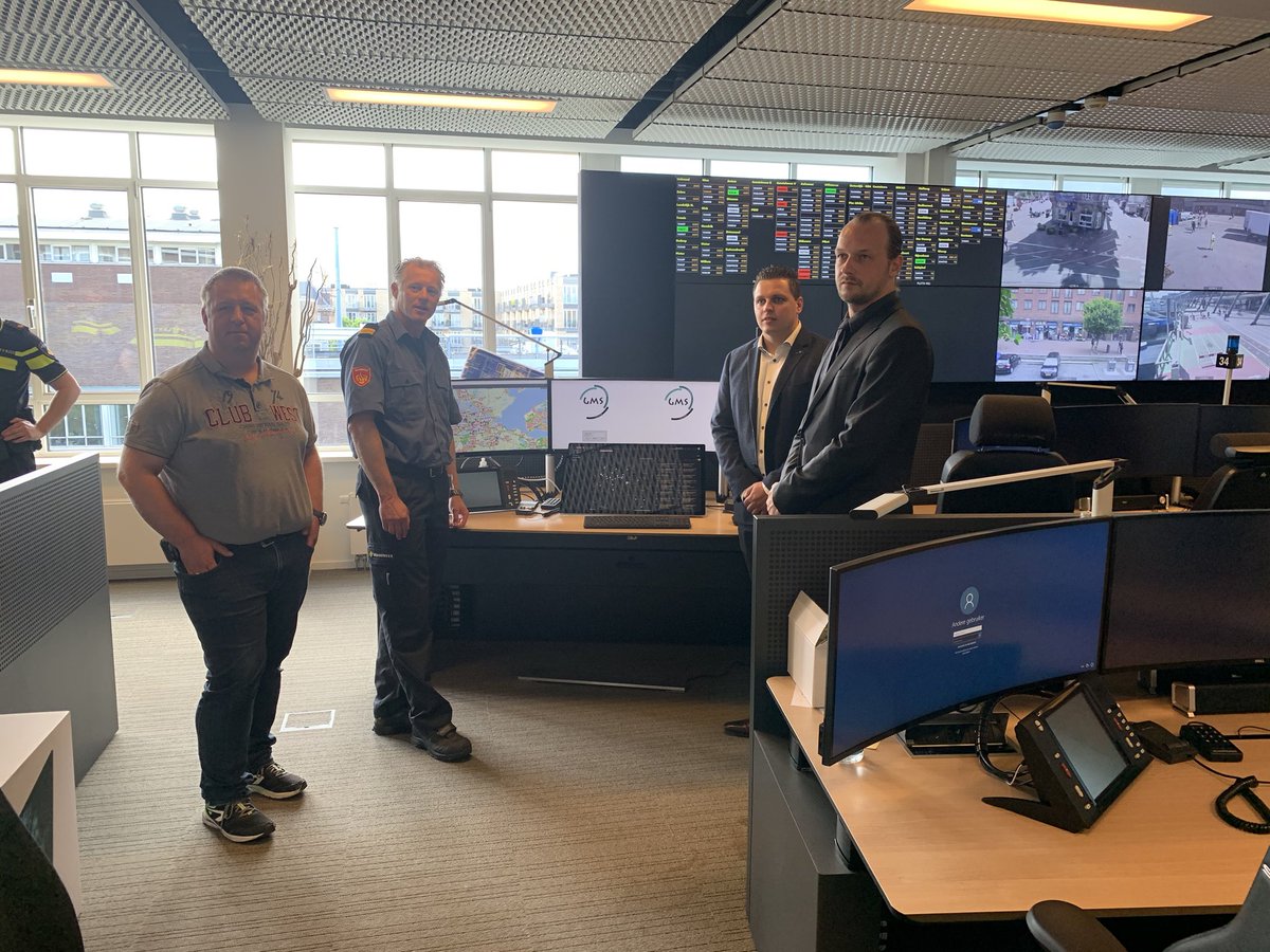 Vanmorgen feestelijke start van Pilot met @LIVEOP_NL voor informatie gestuurde veiligheid op onze <a href="/BrandweerAA/">Brandweer AA</a> meldkamer👍 (met op het scherm de inzet van oa onze robot bij een complexe brand in <a href="/vrnhn/">Veiligheidsregio NHN</a>) 👊🚒