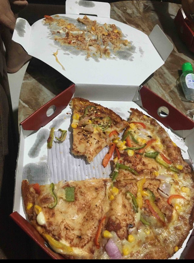 ankush8882's tweet photo. This is what I get after spending Rs 1800. Looking for pizza never go for OVEN STORY and please never ever order from ZOMATO because they won’t be helping you out post delivery. #overstory #Zomato  @Oven_Story @ZomatoIN @Zomato https://t.co/UWWtBVH4GZ