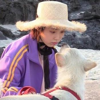 The way Guana looks at IU 