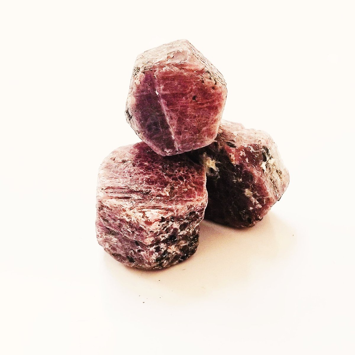 tellusmuseum's tweet photo. Raw rubies, such as the ones pictured, won't have the sheen of cut & polished stones. Rubies in #nature will still have a distinctive red hue. Rubies taken straight from the ground may look like nothing more than red #rocks.
#TellusMuseum #BecauseScienceMatters #MineralMondays https://t.co/5cq4dw11IP
