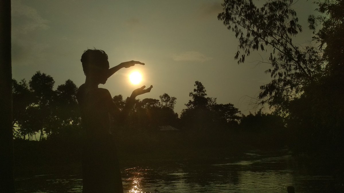 AsaduzzamanWeb's tweet photo. I said to my younger brother, can you catch the sun?
He said hmm I can, but brother you have to take a picture of it.
What a wonderful catch.
It's a Photography.
How was this?
#photography
#NaturePhotography
#awesomecapture
#photographyonyourphone https://t.co/MP4x3sg6cV