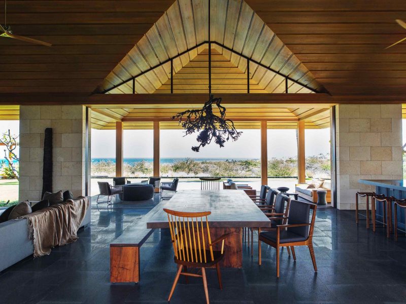 NICOLEHOLLIS is a top American interior design firm that is able to present amazing and timeless interiors throughout every set that is established.  #AwardWinningDesignFirm #interiordesigninspiration #luxuryfurniture #luxuryinteriordesign #NICOLEHOLLIS #r losangeleshomes.eu/exclusive-inte…