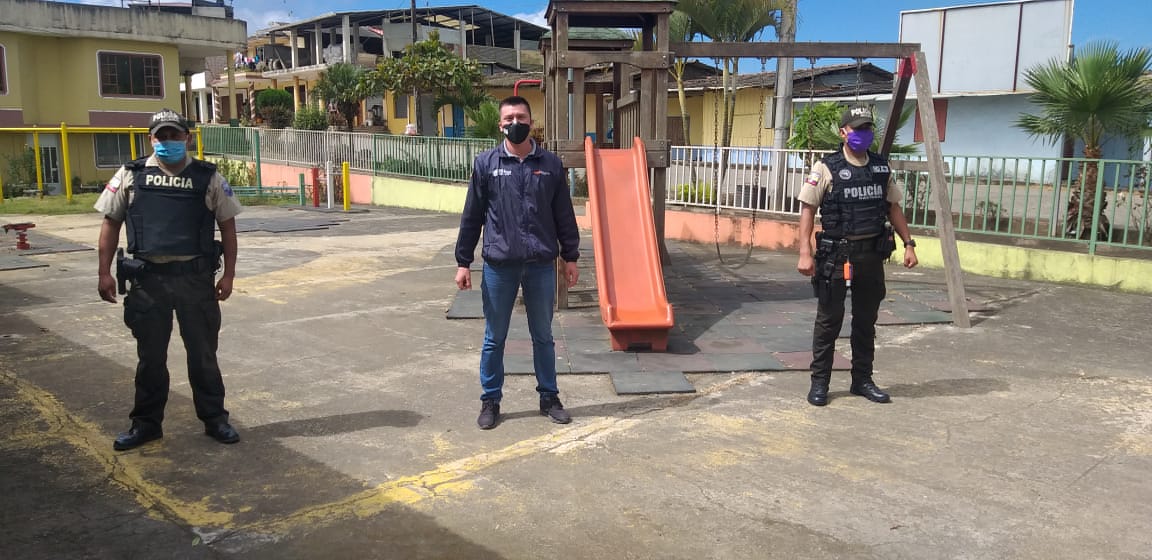 GoberLoja's tweet photo. ✅ TP Ciano visita Centro de Salud para verifica la asistencia médica y atención ciudadana.

✅Comisario, @Salud_CZ7 y @PoliciaEcuador decomisan de medicina natural que no cumple con los requisitos para su distribución. https://t.co/sRrpQ96WPI