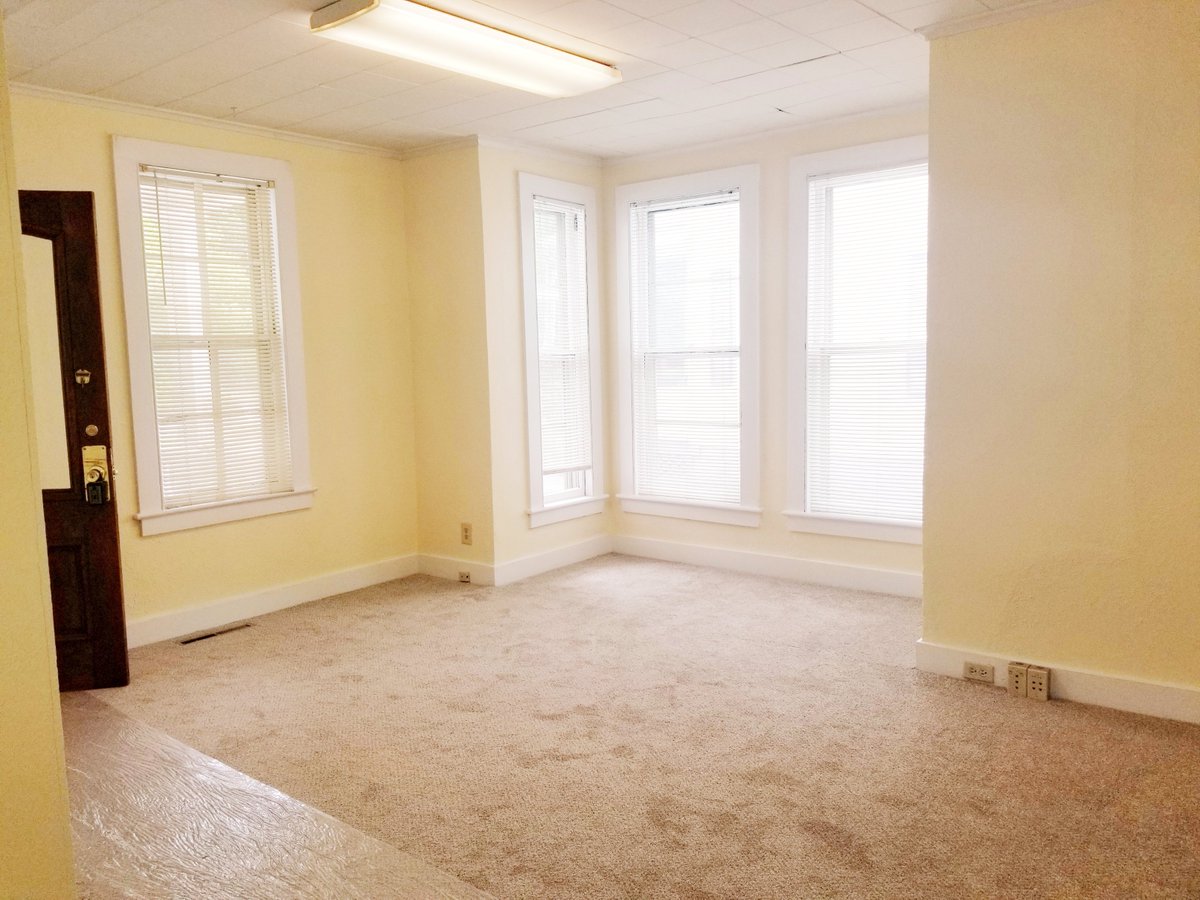 LeBlancRealty's tweet image. #ForSale #2Family #TorringtonCT  $139900 This property has 4 Bedrooms, 2|1 Bathrooms, Great investment 
 maintained charming home ,freshly painted and new carpet . unit 1 and wood floors, nice woodwork in unit 2  home, exterior needs paint 
maryleblancrealty.com/homes-for-sale…