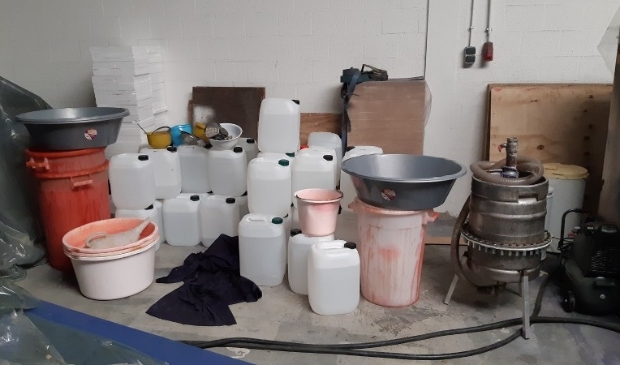 Elf aanhoudingen in drugsonderzoek; onder meer politie-inval in Papendrecht - ..