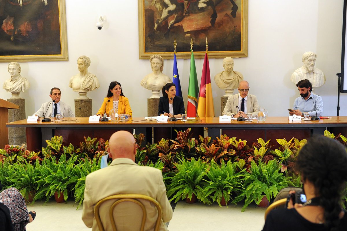 virginiaraggi's tweet photo. #RomaDecide Una ex scuola abbandonata nella periferia di Roma diventerà un centro culturale popolare polivalente e ospiterà al suo interno il nuovo "Centro Formativo" della Fondazione Teatro dell'Opera di Roma: https://t.co/Ruz6XyRogA https://t.co/7PDvNPn0VF