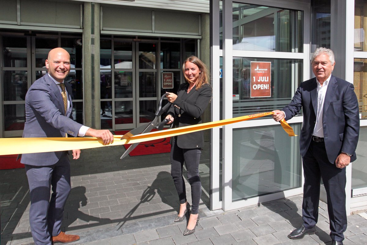 Vandaag mogen alle casino’s en sportscholen weer open. Dit was aanleiding voor de wethouders <a href="/LIBentvelzen/">Larissa Bentvelzen</a> en <a href="/ArmandFM/">Armand van de Laar</a> om symbolisch <a href="/WinstonCasino/">Sir Winston Casino</a> weer te openen. #samenrijswijk rijswijk.nl/nieuws/sportsc…