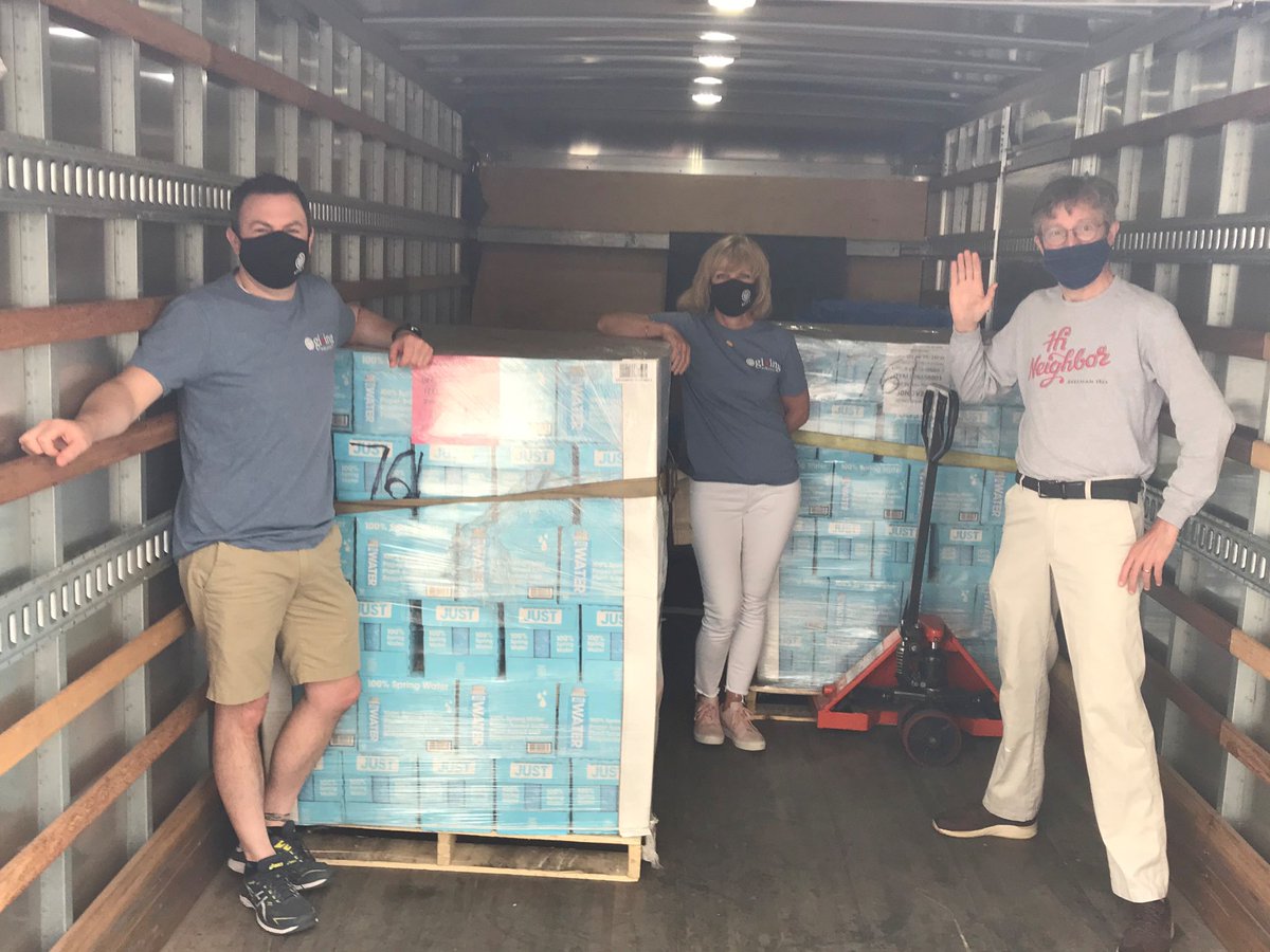 Broadviewfcu's tweet photo. Neighbors Helping Neighbors! Thank you @Beekman1802boys for supporting @SEFCU’s No Neighbor Hungry campaign with 14,000 liters of @JUST water for our neighbors at the @FoodPantriesCD. Donate today at https://t.co/V1EUw9vDhg  #neighborshelpingneighbors #beekman1802 https://t.co/ROWdXgrH9G