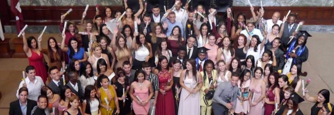 FturUh's tweet photo. #TBT #TeamFTUR ayudando en la duodécima  graduación de Licenciados en Turismo.

Recordar es volver a vivir.

@FturUjc @alekhos @FturElizabeth

#SomosFTUR #12AniversarioFTUR #17AñosDeCarrera #42AñosDeEstudiosSuperioresEnTurismo #SomosUH #SomosCuba #TurismoEnCuba https://t.co/nK0aUKbOvd