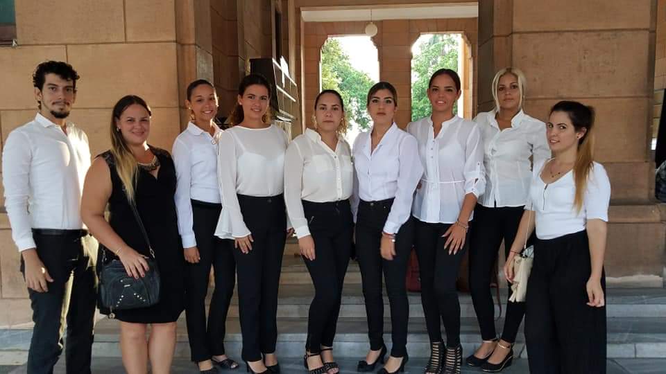 FturUh's tweet photo. #TBT #TeamFTUR ayudando en la duodécima  graduación de Licenciados en Turismo.

Recordar es volver a vivir.

@FturUjc @alekhos @FturElizabeth

#SomosFTUR #12AniversarioFTUR #17AñosDeCarrera #42AñosDeEstudiosSuperioresEnTurismo #SomosUH #SomosCuba #TurismoEnCuba https://t.co/nK0aUKbOvd