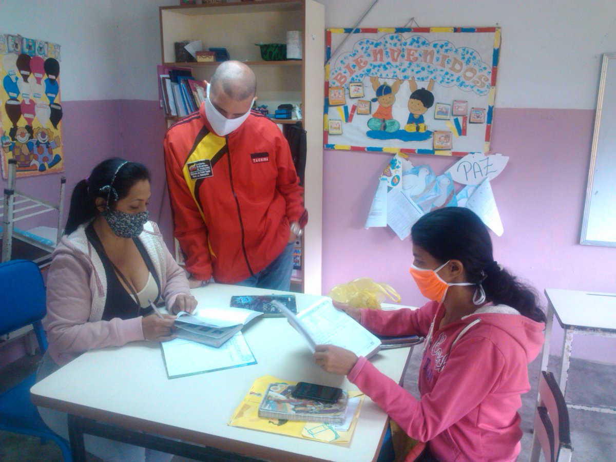 3Educativo's tweet photo. Acompañamiento del Supervisor del Circuito @GianDuque a la @EscAula en la entrega de cuadernos, carpetas y/o portafolios por parte de los representantes de Educación Inicial y Educación Primaria #McpioAndresBello #Tachira #CadaFamiliaUnaEscuela @psuvaristobulo @charlychaves https://t.co/QU4LfTLXlK