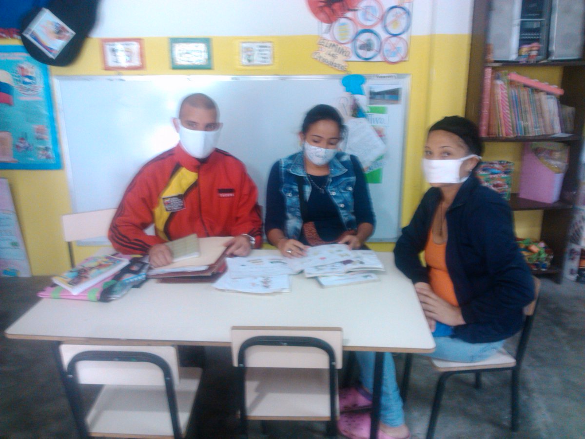 Acompañamiento del Supervisor del Circuito <a href="/GianDuque/">Gian Duque</a> a la <a href="/EscAula/">@ESC.NAC.JOSÉ SIMÓN CARRERO (Páramo Loma del Buey)</a> en la entrega de cuadernos, carpetas y/o portafolios por parte de los representantes de Educación Inicial y Educación Primaria #McpioAndresBello #Tachira #CadaFamiliaUnaEscuela @psuvaristobulo <a href="/charlychaves/">Charly Rojas Chaves</a>