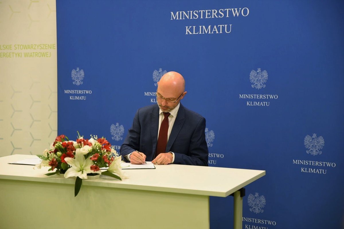 MKiS_GOV_PL's tweet photo. Z inicjatywy pełnomocnika rządu ds. #OZE @Ireneusz_Zyska przedstawiciele rządu RP oraz przedsiębiorcy branżowi podpisali list intencyjny o współpracy w zakresie rozwoju morskiej energetyki wiatrowej w Polsce. #SectorDealPL 

Sprawdź więcej 👉 https://t.co/g8oqDQpkDc https://t.co/TTiVVRtaNQ