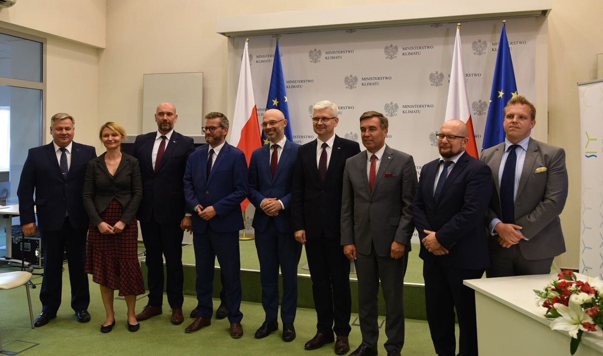 MKiS_GOV_PL's tweet photo. Z inicjatywy pełnomocnika rządu ds. #OZE @Ireneusz_Zyska przedstawiciele rządu RP oraz przedsiębiorcy branżowi podpisali list intencyjny o współpracy w zakresie rozwoju morskiej energetyki wiatrowej w Polsce. #SectorDealPL 

Sprawdź więcej 👉 https://t.co/g8oqDQpkDc https://t.co/TTiVVRtaNQ
