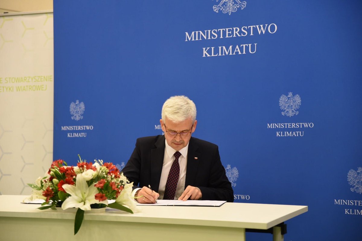 MKiS_GOV_PL's tweet photo. Z inicjatywy pełnomocnika rządu ds. #OZE @Ireneusz_Zyska przedstawiciele rządu RP oraz przedsiębiorcy branżowi podpisali list intencyjny o współpracy w zakresie rozwoju morskiej energetyki wiatrowej w Polsce. #SectorDealPL 

Sprawdź więcej 👉 https://t.co/g8oqDQpkDc https://t.co/TTiVVRtaNQ