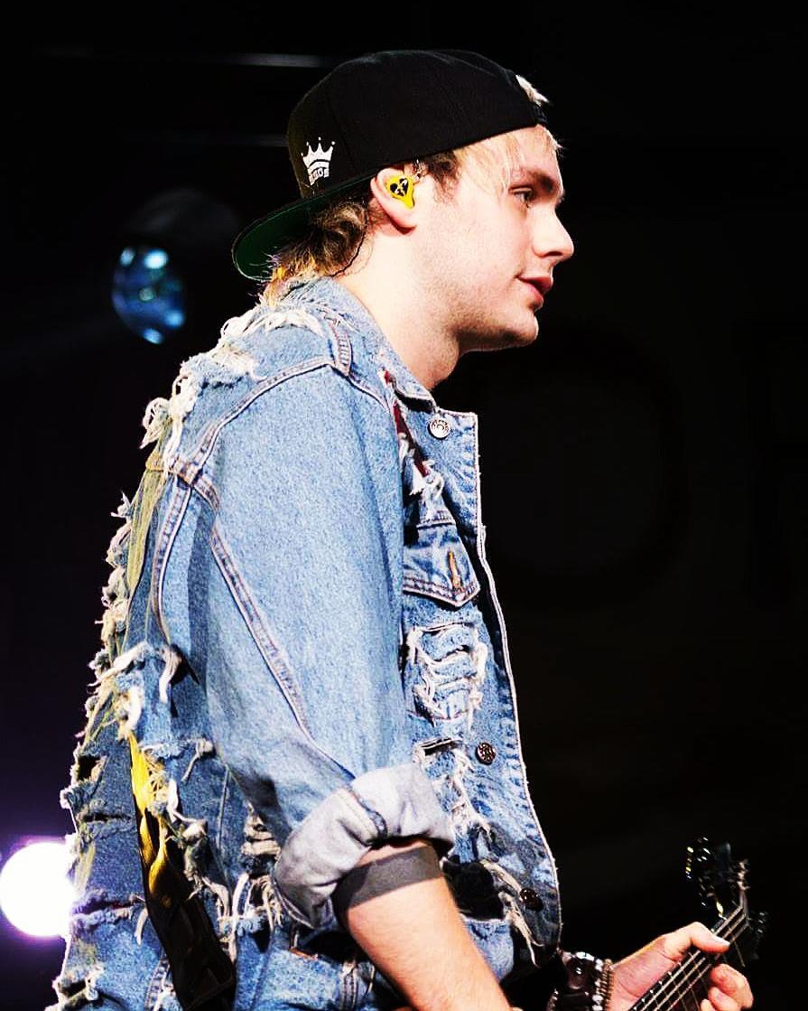 Michael Clifford on stage: a thread