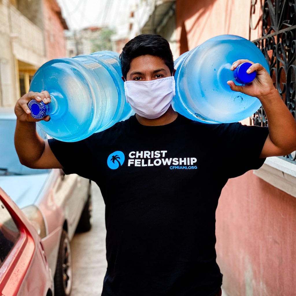 CFMiami's tweet photo. COVID-19 knows no borders, and in this difficult season our CF Guatemala campus has begun distributing water and sharing God’s love with the needy population in the surrounding communities.
Swipe 👉 to see more! 🌏
#InTheCommunityWithCF https://t.co/LsvrSfDqSG