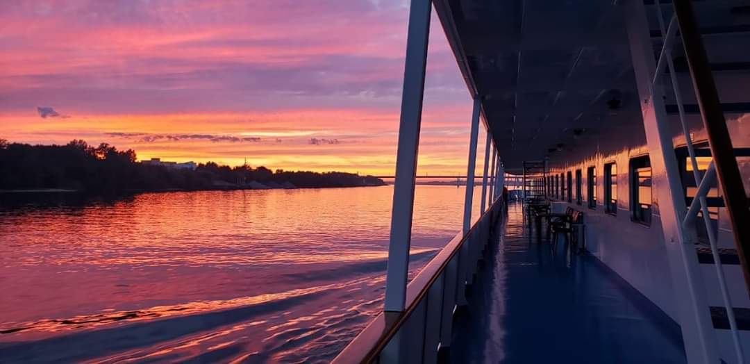 ⛴️ ¿Te imaginas contemplando este increíble atardecer inundado de tonos rosas, naranjas y azules? 🌅

No dejamos de soñar, y un Crucero #Fluvial por la Gran #Rusia es un sueño hecho realidad.
#volveraviajaressalud #Politours