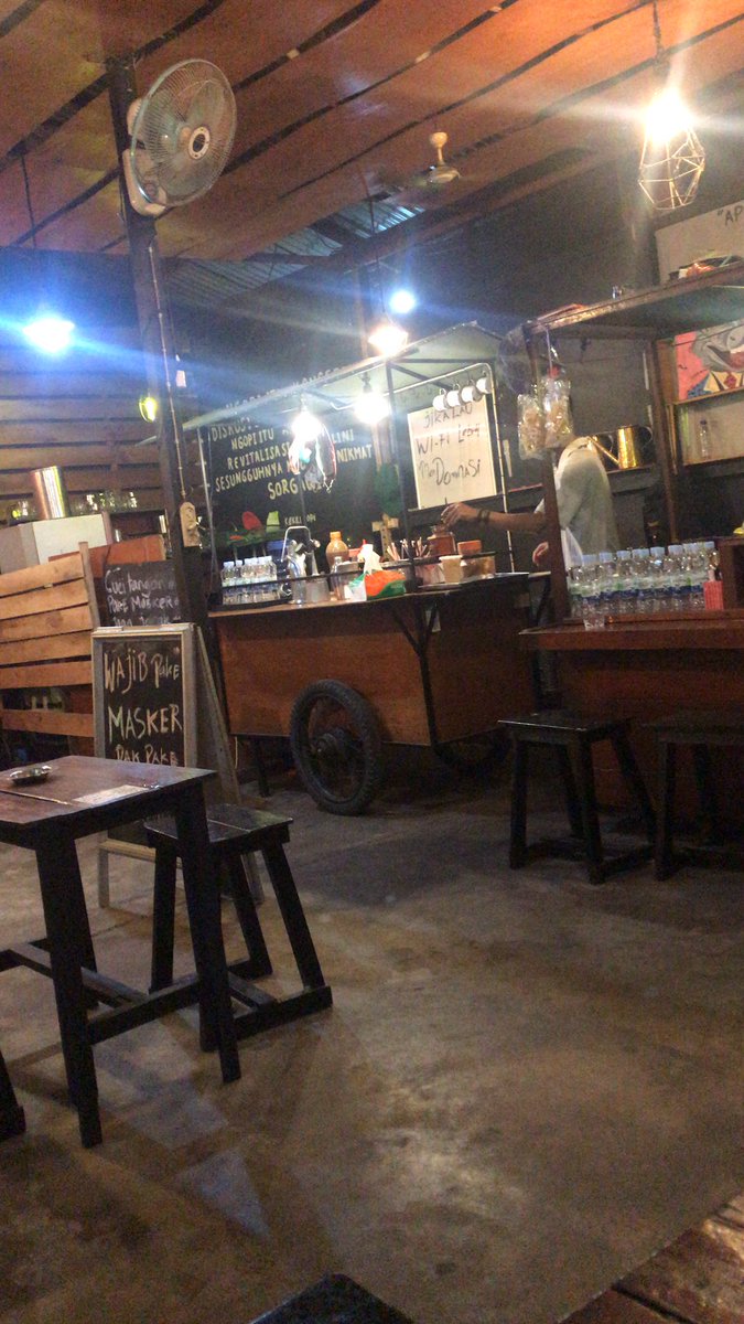 Lauixsan_'s tweet photo. Tenang mendengar alunan musik di tambah dengan sedikit hujan rintik https://t.co/0bE6kpzV6p