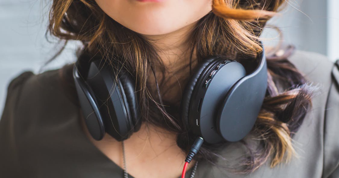 Literacy_Trust's tweet photo. Today we published new research, commissioned by the @PublishersAssoc, to explore the use of audiobooks and their link to wider literacy engagement from children and young people https://t.co/r7yIa3hNxW https://t.co/icWmWUAs9J