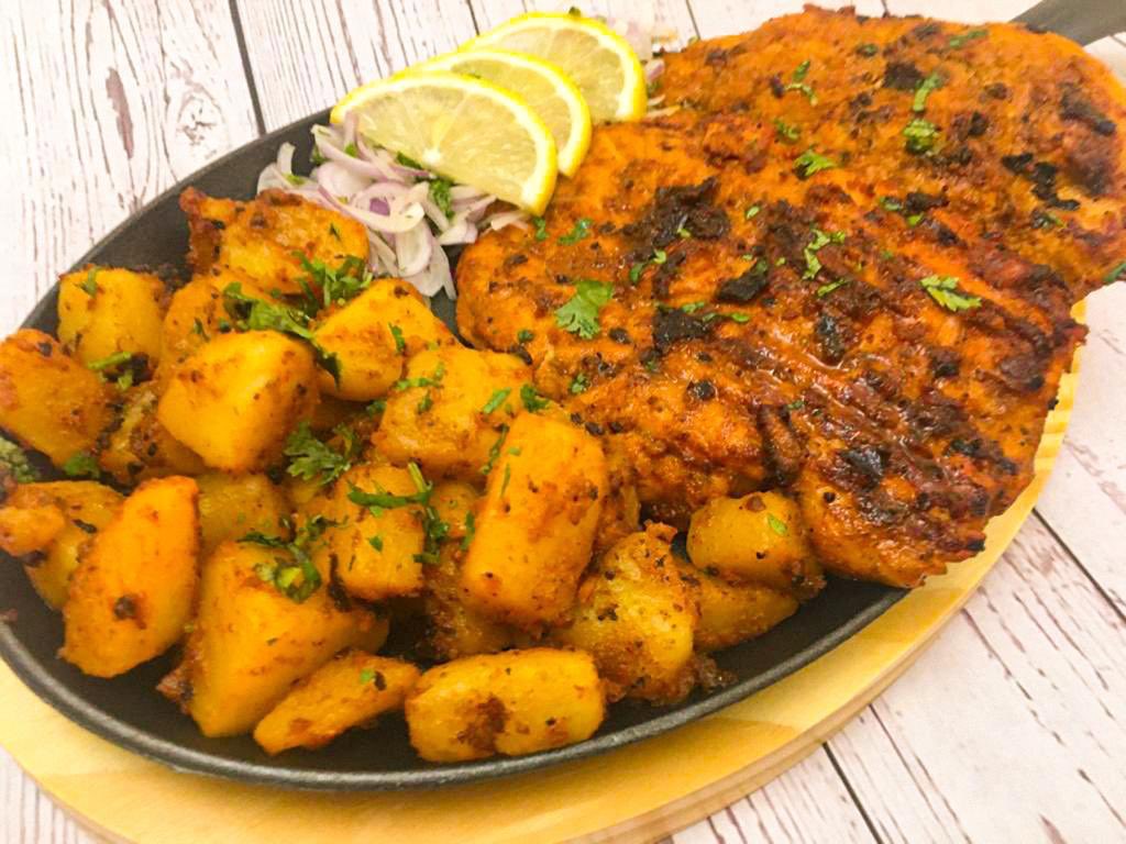 SaraCooksForYou's tweet photo. RECIPE LINK : 
https://t.co/QrgaJ5aiWV

Indian Style Grilled Chicken recipe using a Spicy Marinade made with Yoghurt and aromatic spices. a versatile recipe that can be used in wraps, salads , tacos , rolls etc . 

#grilledchicken #spicychicken #chickenrecipes https://t.co/kMs2xLMftU