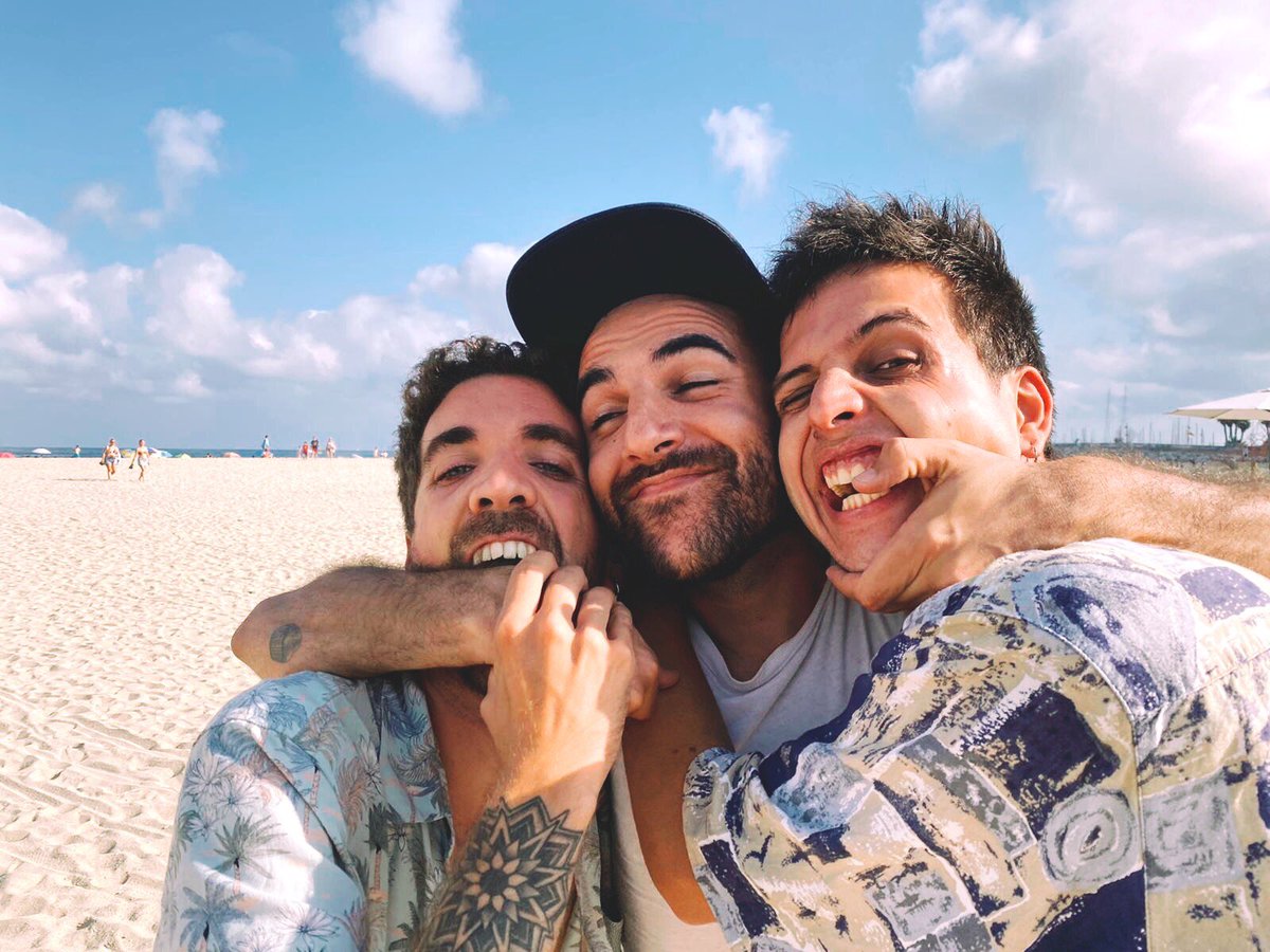 Klaus y Rai, trompetista y bajista de mi banda nos dejan para gritar alto con su proyecto <a href="/stayhomas/">STAY HOMAS</a> .No puedo estar más feliz de ver a mis amigos cumplir sueños y brillar. Gracias por batallar desde el principio queridos. A por cierto, sacan tema este viernes con una colabo🙄♥️!