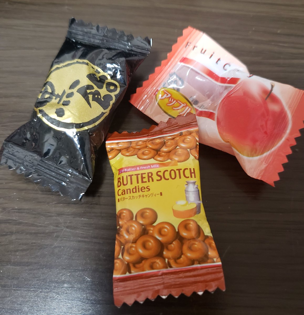 千葉セレブリティ はなえ A Twitter カバン整理してたらアメちゃんがポロポロ出てきたワッショイ ﾟ ﾟ ﾟ ﾟ 好きなのは黒 飴と黄金糖とサクマドロップスだけど この度バタースコッチが仲間入り おばあちゃん子だったから 虫歯になるから１日1個まで