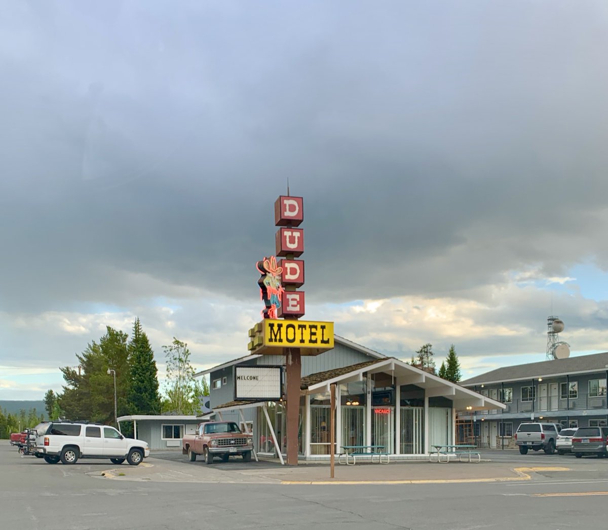 16/ We then sprinted to West Yellowstone to visit the park the next day. You don't need my camera-phone wildlife photos, so instead here is (a) a panorama of the valley in eastern Idaho we drove through; (b) a funny sign; and (c) a great mid-century motel sign in West Yellowstone