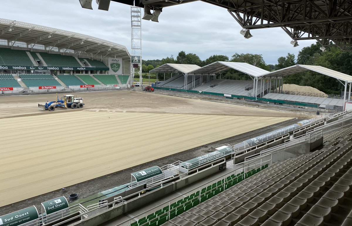 SectionPaloise's tweet photo. 🚧 LES TRAVAUX AU HAMEAU CONTINUENT !

La couche de 15cm qui va accueillir le gazon est en cours d'installation (sable, argile et matière organique). Il sera semé en début de semaine prochaine. Pendant ce temps, le démontage de la tribune Ossau a débuté.

@Ville_Pau https://t.co/VmP5C7eBxe