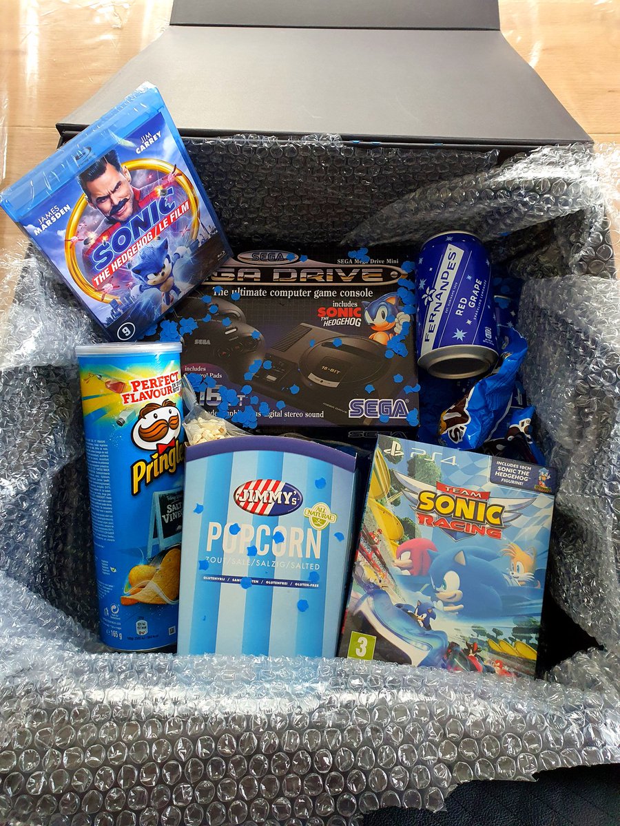 Neo_NGamz's tweet photo. Arrivage du jour à la rédac' N-Gamz avec le monumental #buzzkit de #sonic le film chez @Universal_BE grâce à @DayOneMPM ! De quoi fêter la sortie de ce très bon long métrage en #bluray! Le must? Le déballage vidéo est déjà sur notre chaîne YouTube: https://t.co/1zLCSWJfra https://t.co/yJZdU0tF43
