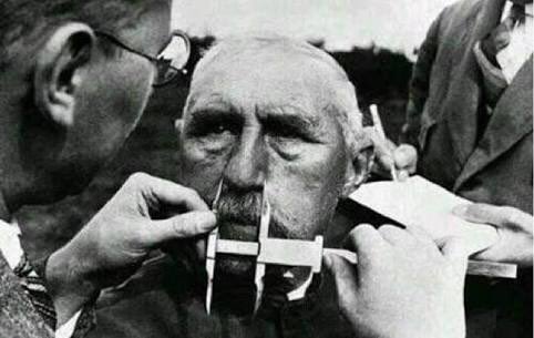 İnsanlık tarihi neleri görmediki. Tarihin yakın döneminden bir kareyi buraya bırakıyorum. Tarih tekerrür den ibaret değildir elbet. Ama tarihi yazan insanın kendisir.#SosyalMedyamaDOKUNMA