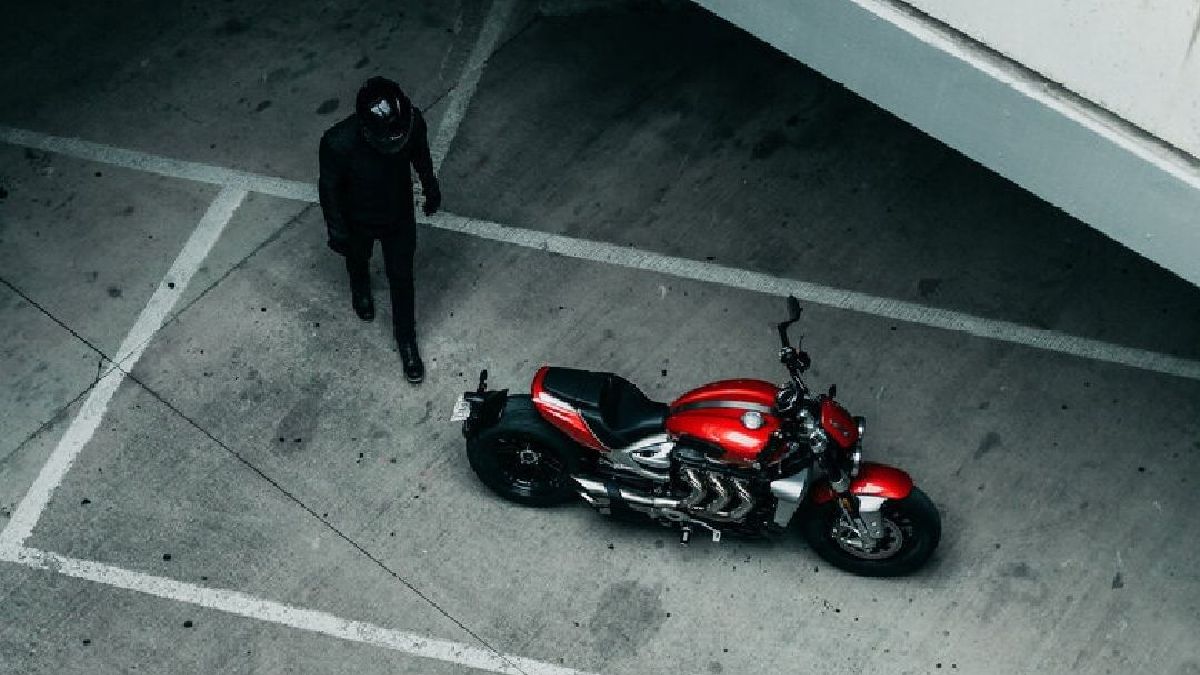 UKTriumph's tweet photo. Incredible style, an unmistakeable silhouette and a dominating muscular stance; The all-new Rocket 3 R and GT. 

Book a test ride now - https://t.co/PGSksRw2g4  
#TFestAtHome #ForTheRide #Triumph #Rocket3
📷: John Ryan https://t.co/vMxtR8jiHV