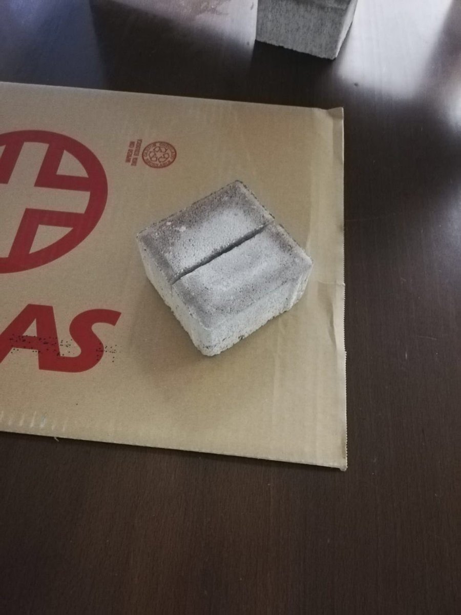 camargoraul's tweet photo. Esta es la vergüenza que persiste en las residencias de Madrid:pantallas de separación en mesas de comida que son cajas de pañales sostenidos con pedruscos de hormigón.Son de la residencia Ensanche de Vallecas,pública pero gestionada por la empresa Aralia, del corrupto Ulibarri. https://t.co/9sl27cNyds