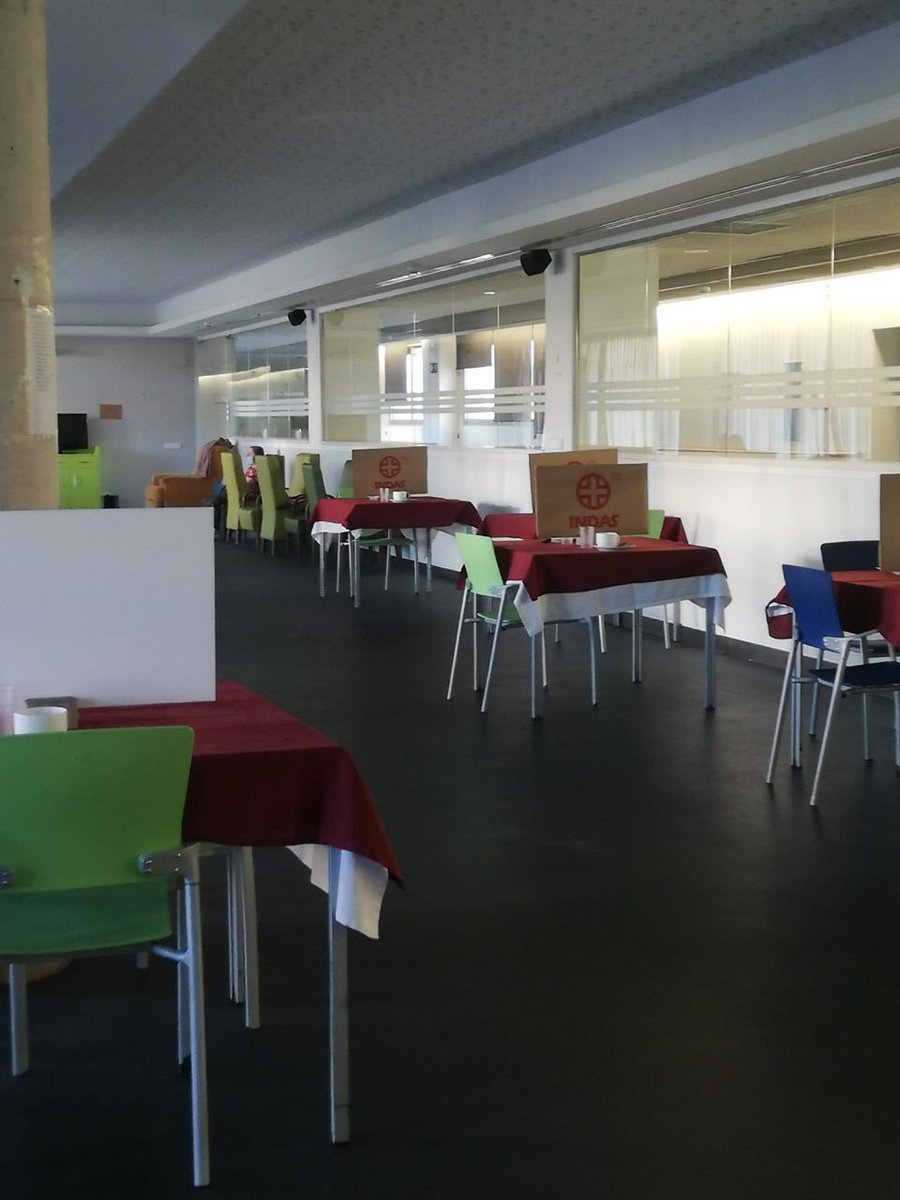 camargoraul's tweet photo. Esta es la vergüenza que persiste en las residencias de Madrid:pantallas de separación en mesas de comida que son cajas de pañales sostenidos con pedruscos de hormigón.Son de la residencia Ensanche de Vallecas,pública pero gestionada por la empresa Aralia, del corrupto Ulibarri. https://t.co/9sl27cNyds