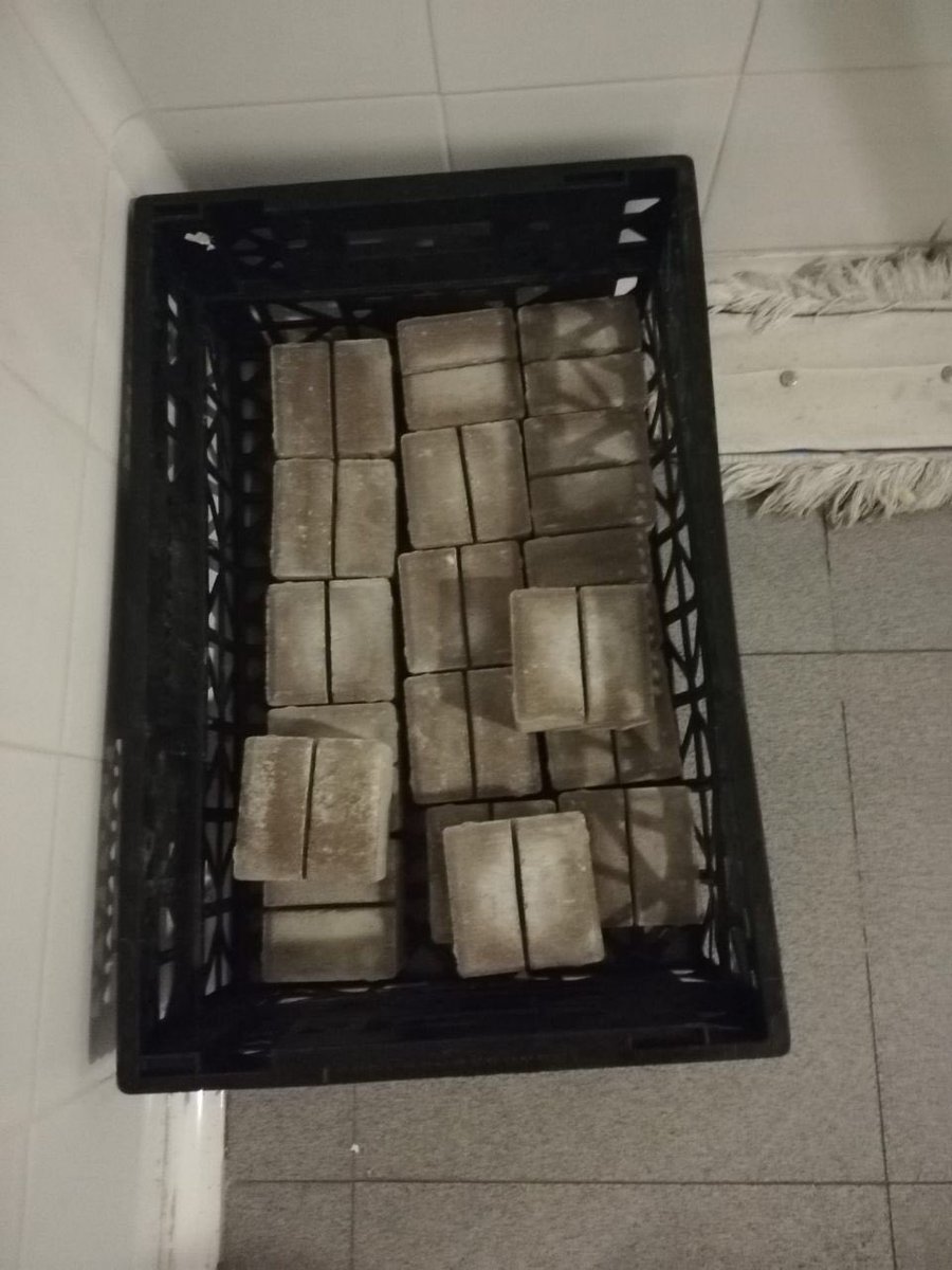 camargoraul's tweet photo. Esta es la vergüenza que persiste en las residencias de Madrid:pantallas de separación en mesas de comida que son cajas de pañales sostenidos con pedruscos de hormigón.Son de la residencia Ensanche de Vallecas,pública pero gestionada por la empresa Aralia, del corrupto Ulibarri. https://t.co/9sl27cNyds