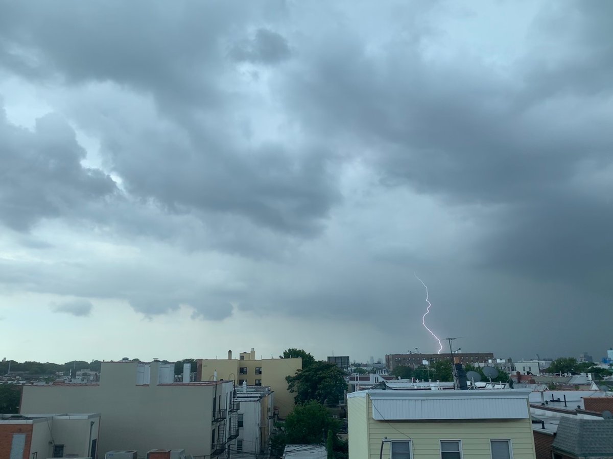 Liza_Talks's tweet photo. Another #lightningbolt shot from another incredible storm! Astoria, NY #weather @NY1weather https://t.co/QjgJKoLvJM